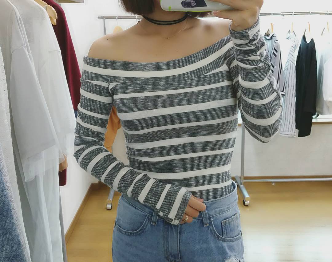 秋もオフショルを合わせると◎